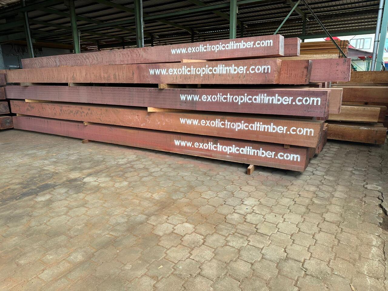 Vigas de madera aserrada con el sello de Exotic Tropical Timber