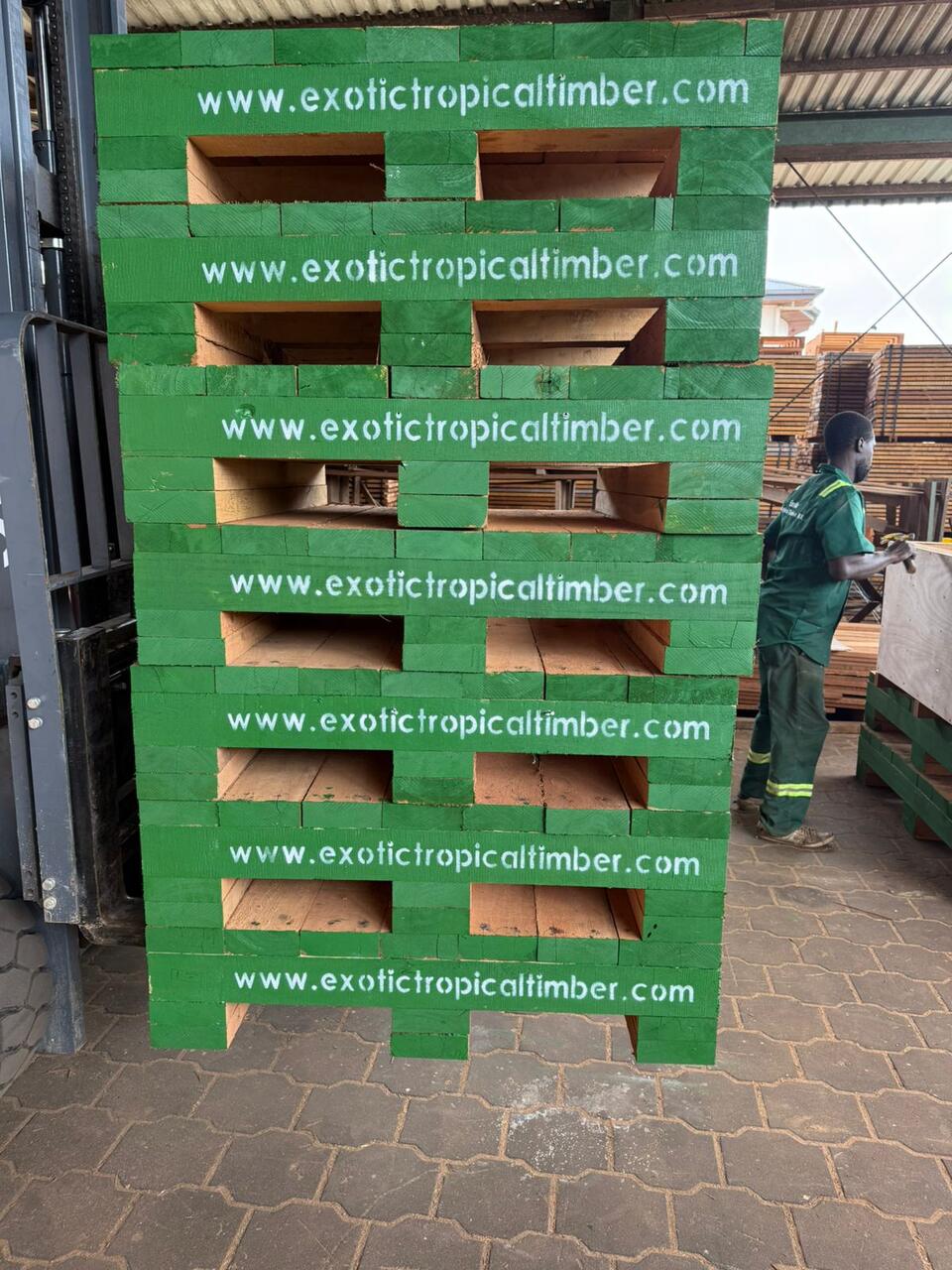 Un empleado trabajando en la producción de tarimas de madera