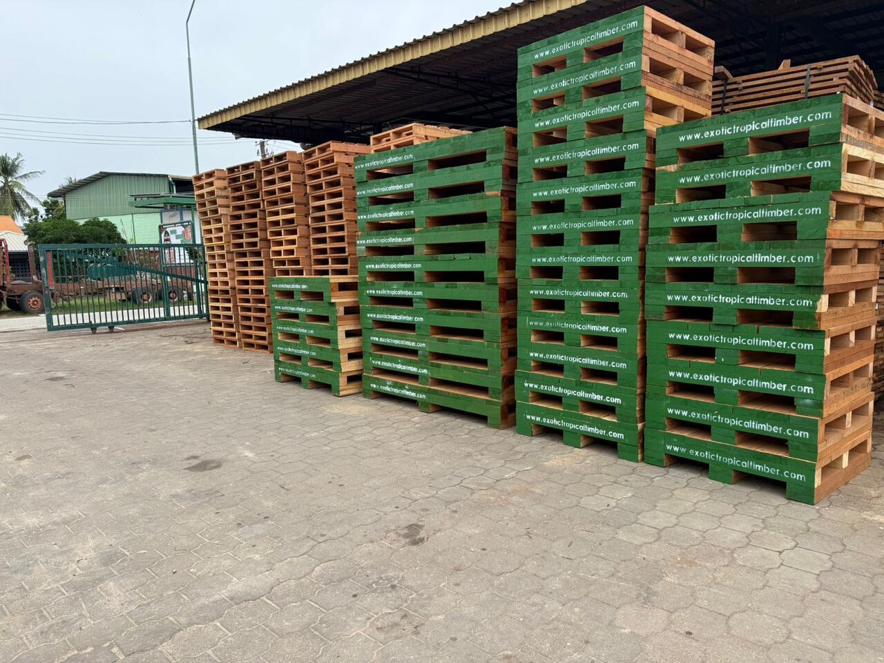 Pilas de tarimas de madera en el patio de Exotic Tropical Timber