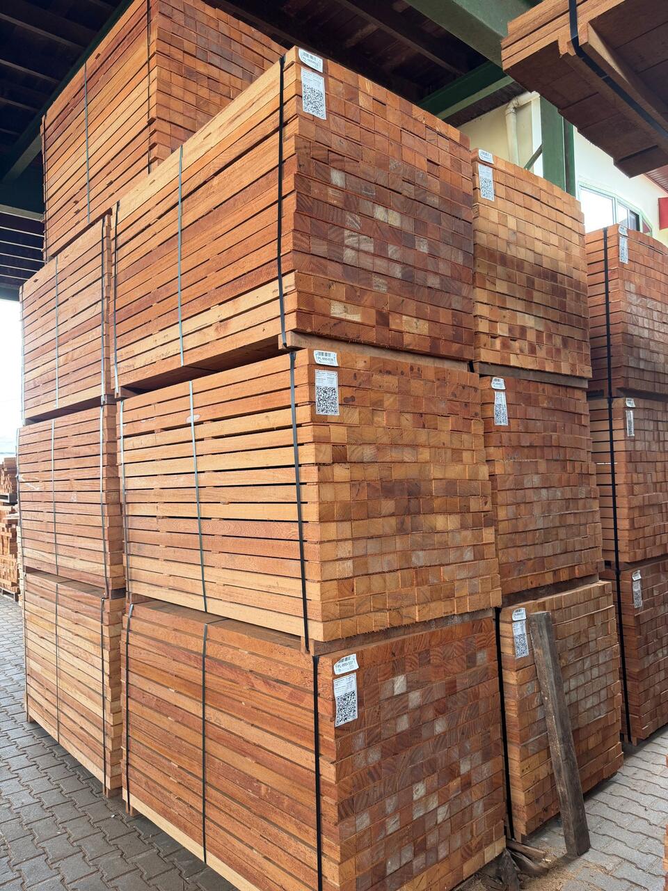 Paquetes de madera aserrada, listos para su entrega, en el almacén