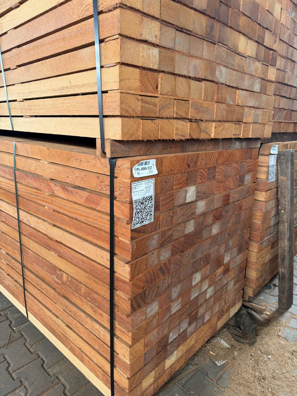 Detalle de una pila de madera aserrada con etiqueta de envío