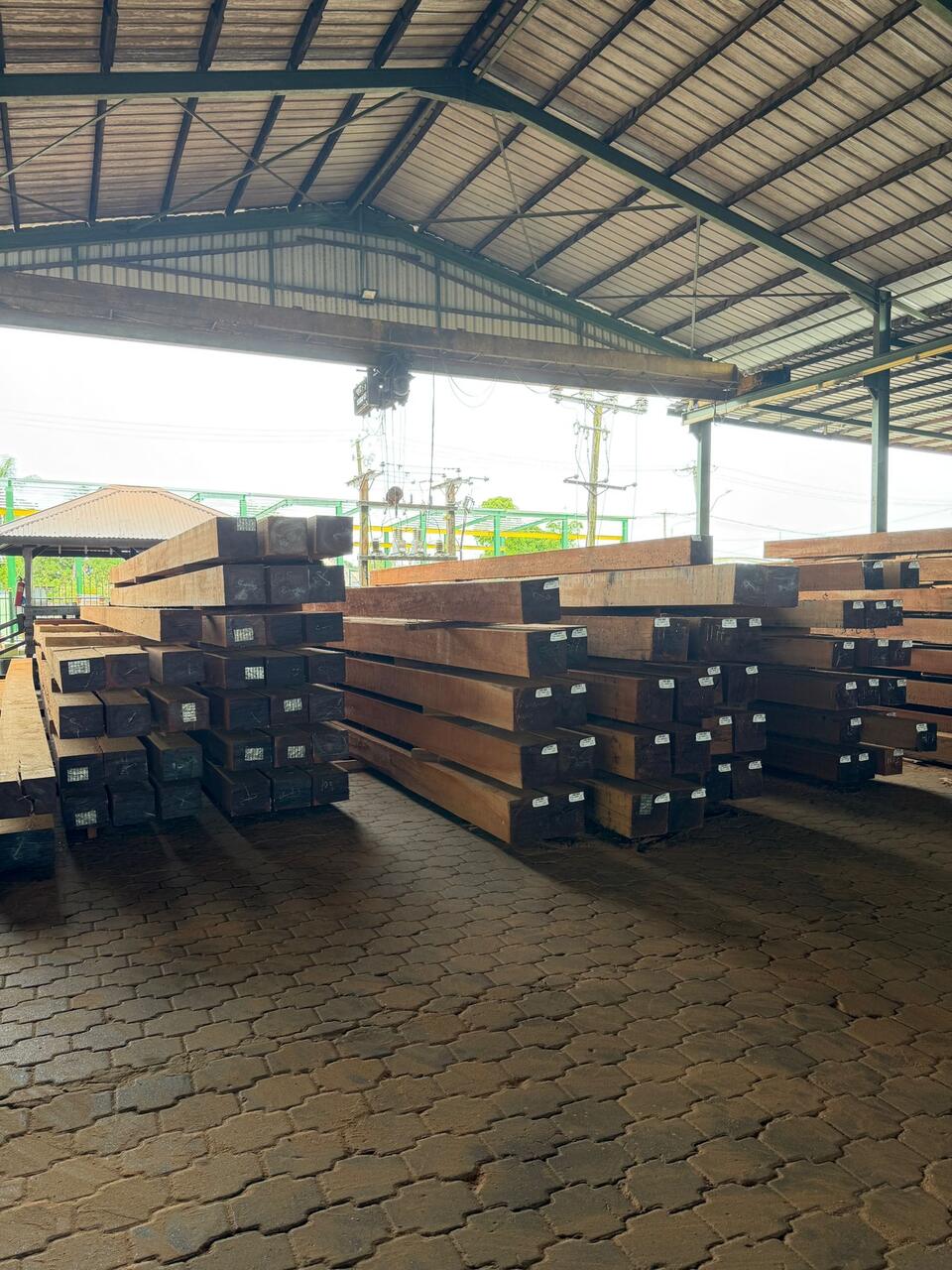 Vista general del patio exterior con vigas aserradas en Exotic Tropical Timber