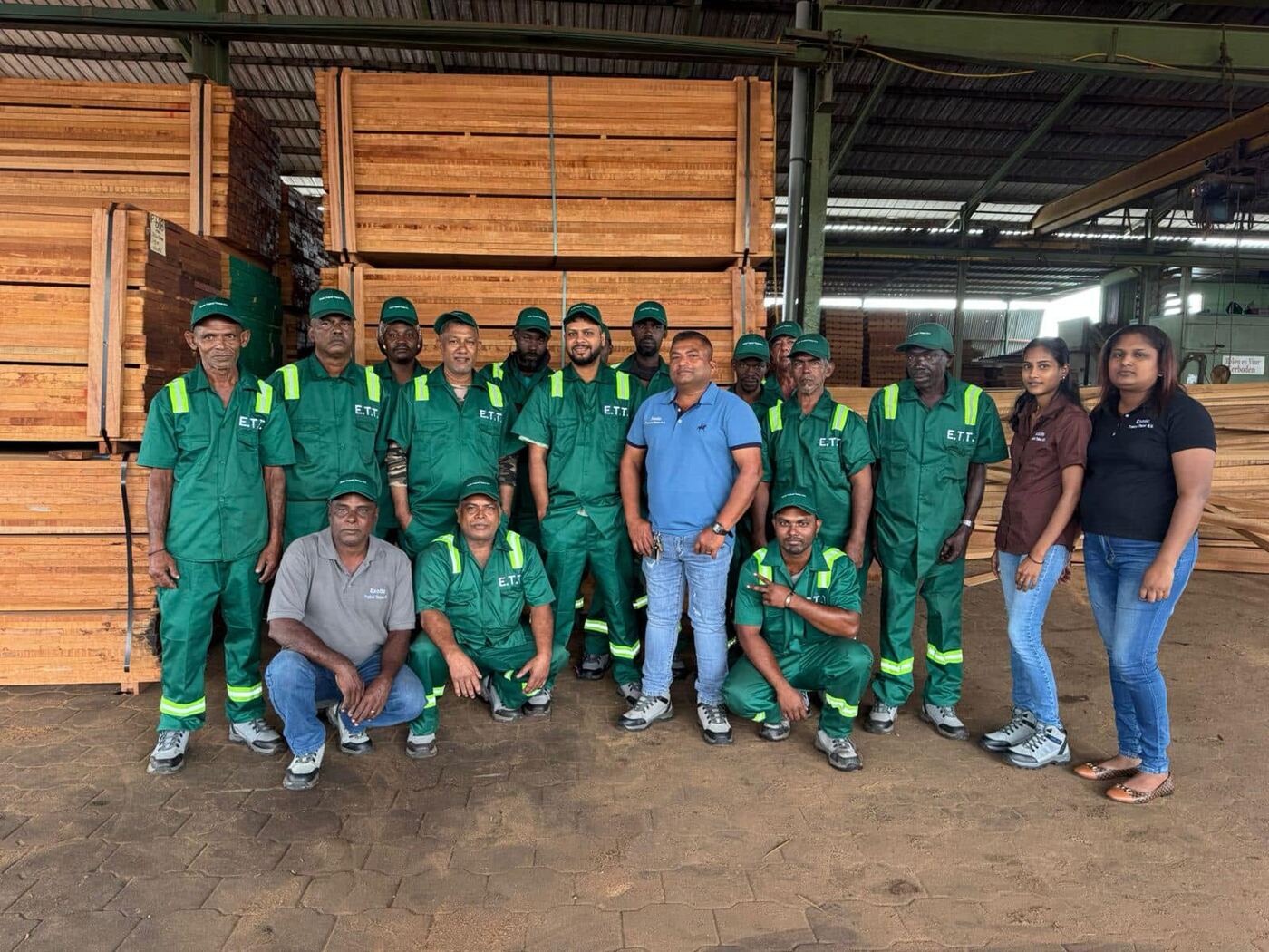 El equipo de Exotic Tropical Timber en las instalaciones de Paramaribo